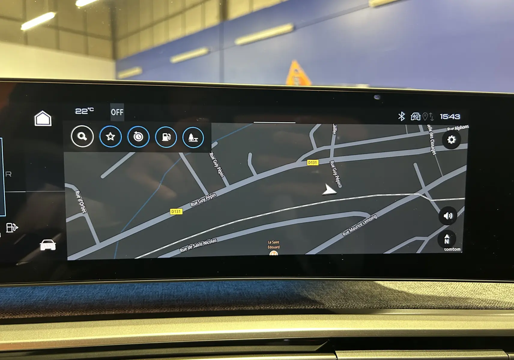 Écran tactile du système de navigation du Peugeot 5008 III GT Hybrid 145, affichant une carte routière détaillée.