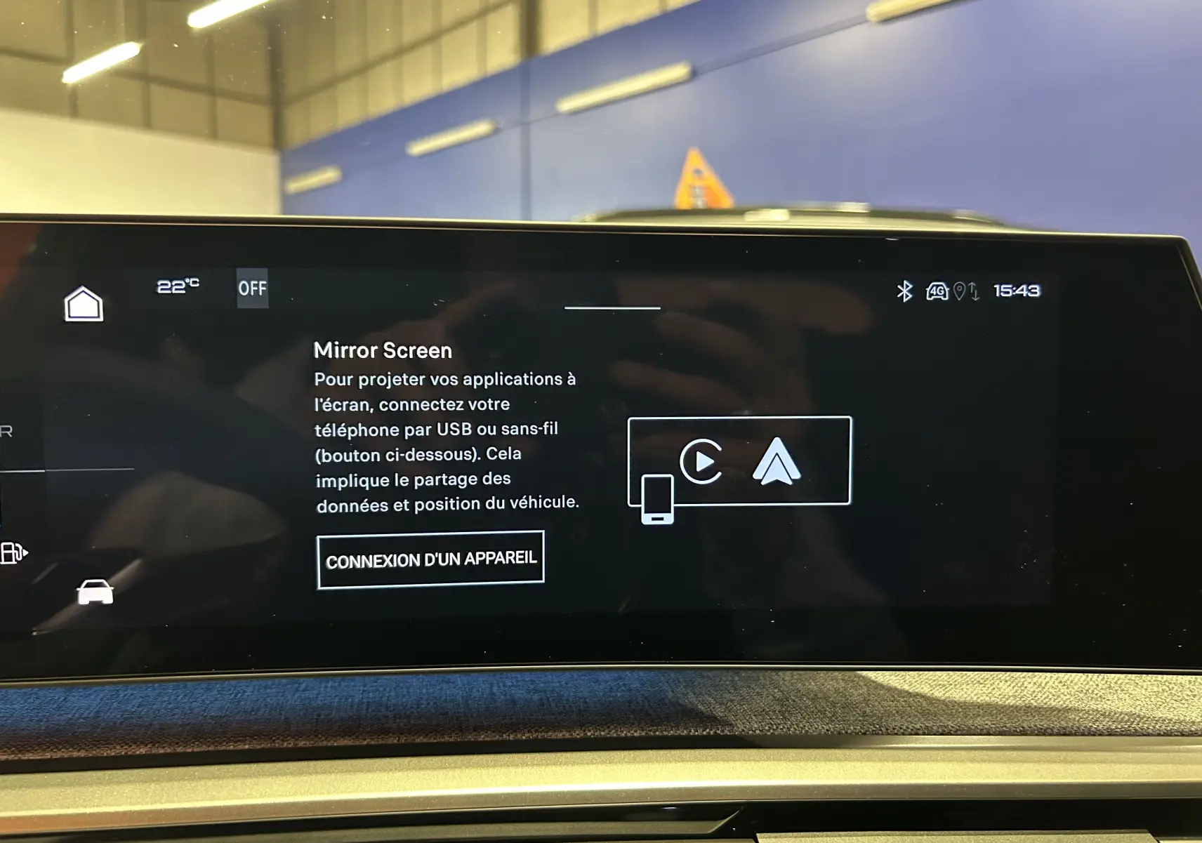 Écran tactile central du Peugeot 5008 III GT Hybrid 145 en intérieur, affichant l'option Mirror Screen.