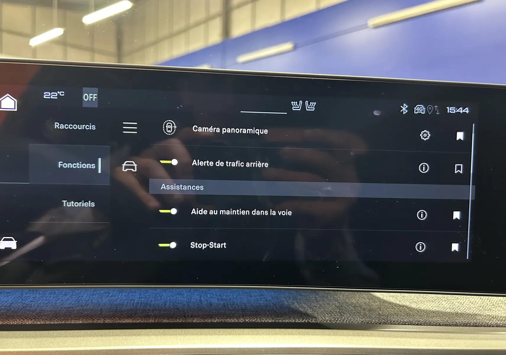Écran tactile central du Peugeot 5008 III GT Hybrid 145, affichant les options d’assistance à la conduite dans un intérieur moderne.
