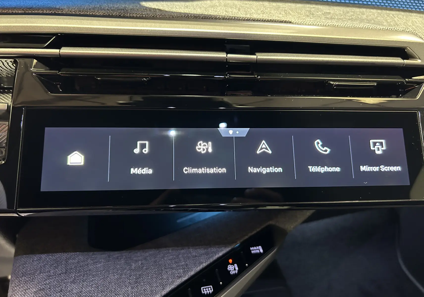 Écran tactile central du tableau de bord du Peugeot 5008 III GT Hybrid 145, affichant les menus média, climatisation et navigation.