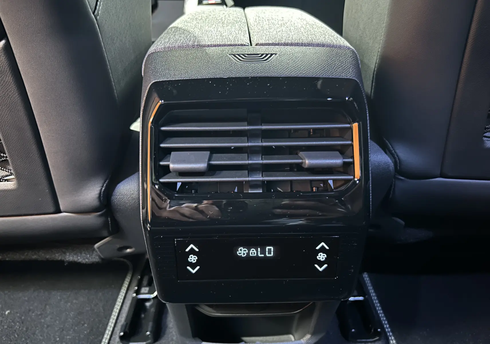 Gros plan sur la commande de climatisation arrière du Peugeot 5008 gris Artense, entre les sièges arrière.