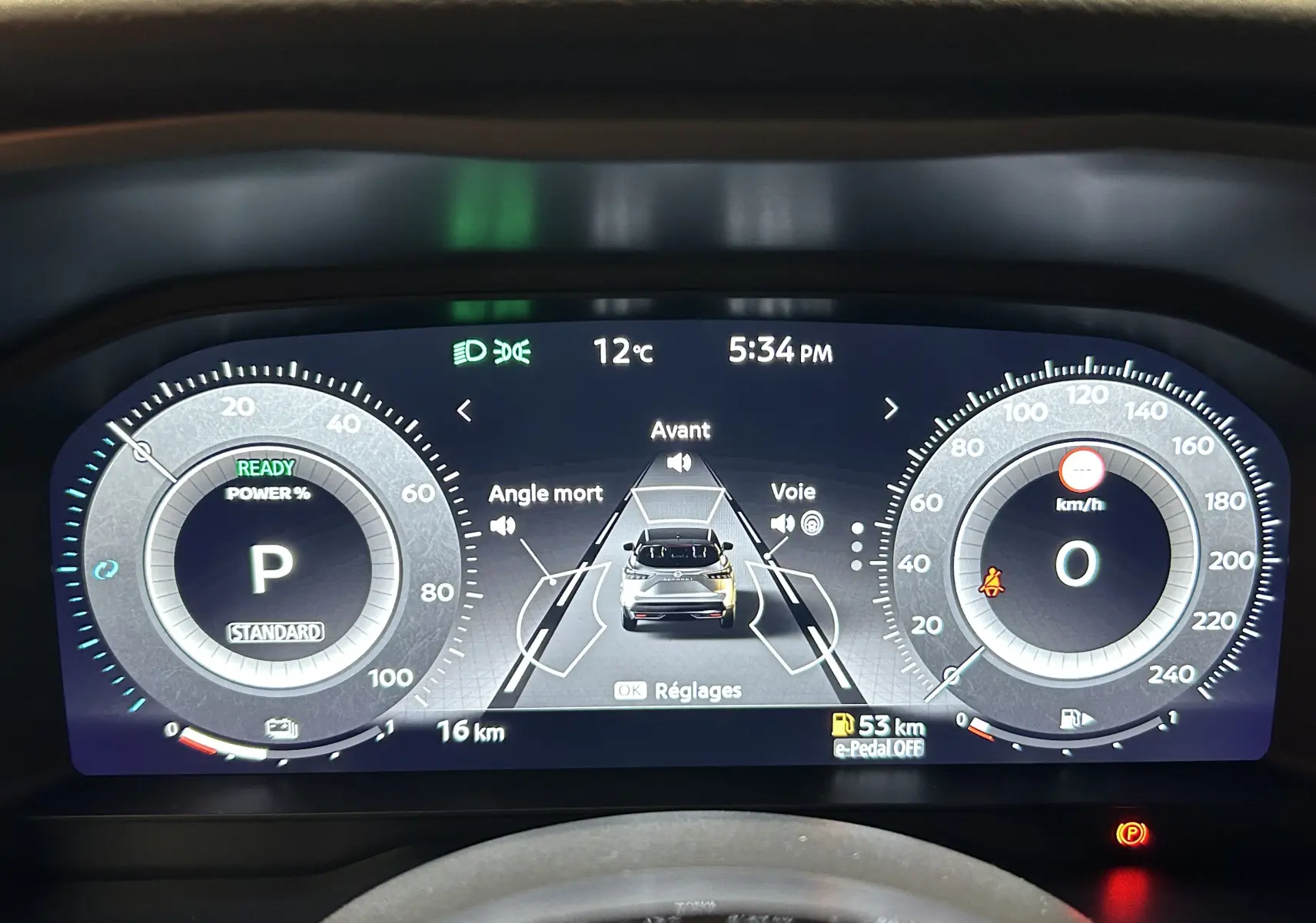 Tableau de bord numérique du Nissan Qashqai 2025 affichant la caméra 360°, la vitesse à zéro et la température extérieure à 12°C.