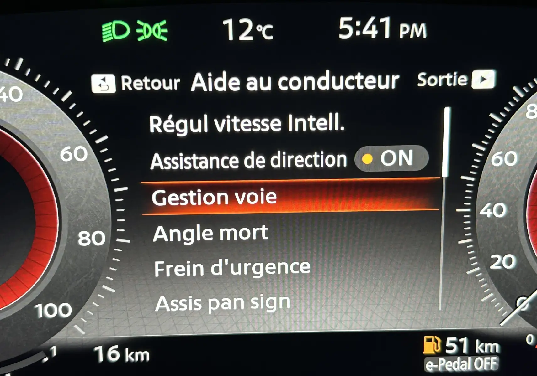 Tableau de bord du Nissan Qashqai 2025 affichant les aides à la conduite et la température extérieure à 12°C.