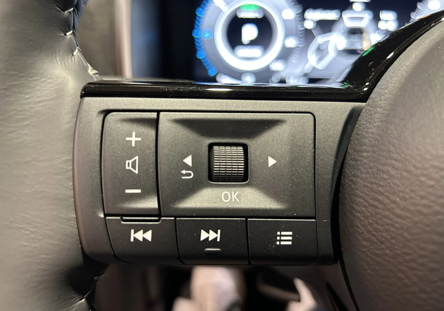 Gros plan sur les commandes multifonctions à gauche du volant du Nissan Qashqai 2025, finition N-Design.