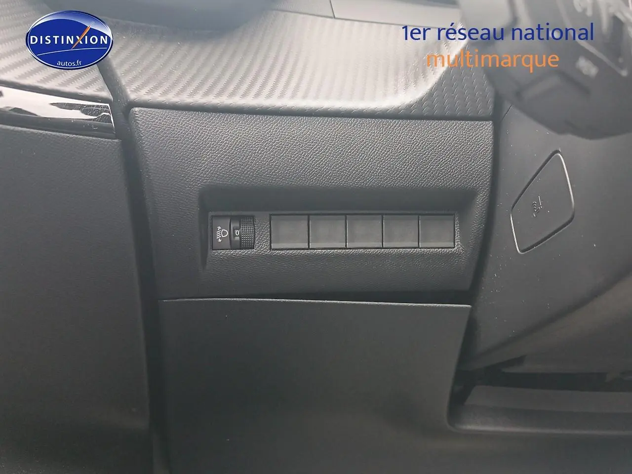 Détail intérieur côté gauche du tableau de bord noir du Peugeot 2008 1.2 100 allure 2025.