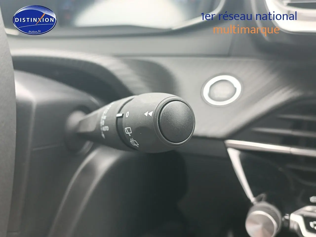 Gros plan sur la commande d’essuie-glace côté gauche du tableau de bord d’un Peugeot 2008 rouge Elixir.
