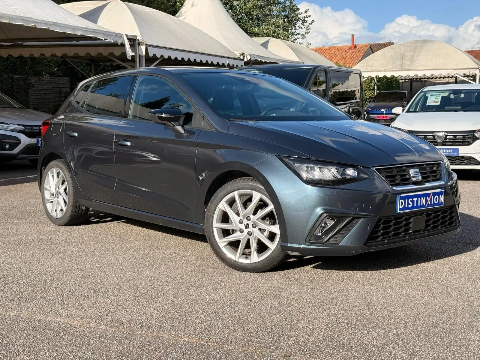 SEAT Ibiza 1.0 TSI 95 FR gris foncé vue 3/4 avant droit avec jantes alliage et calandre sportive.