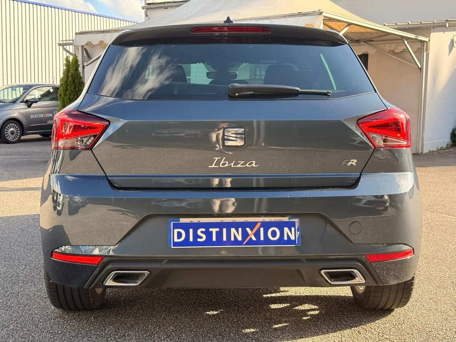 Vue arrière d'une SEAT Ibiza 1.0 TSI 95 FR gris foncé avec feux LED et double sortie d'échappement rectangulaire.