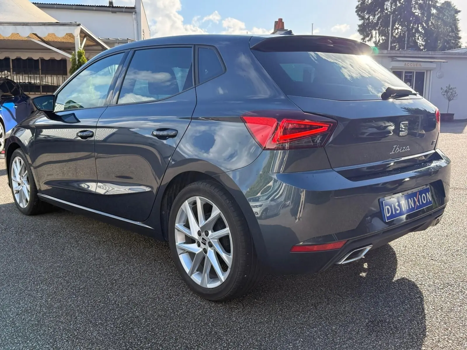 Vue 3/4 arrière droite d'une SEAT Ibiza 2025 gris foncé avec feux LED et jantes alliage distinctives.