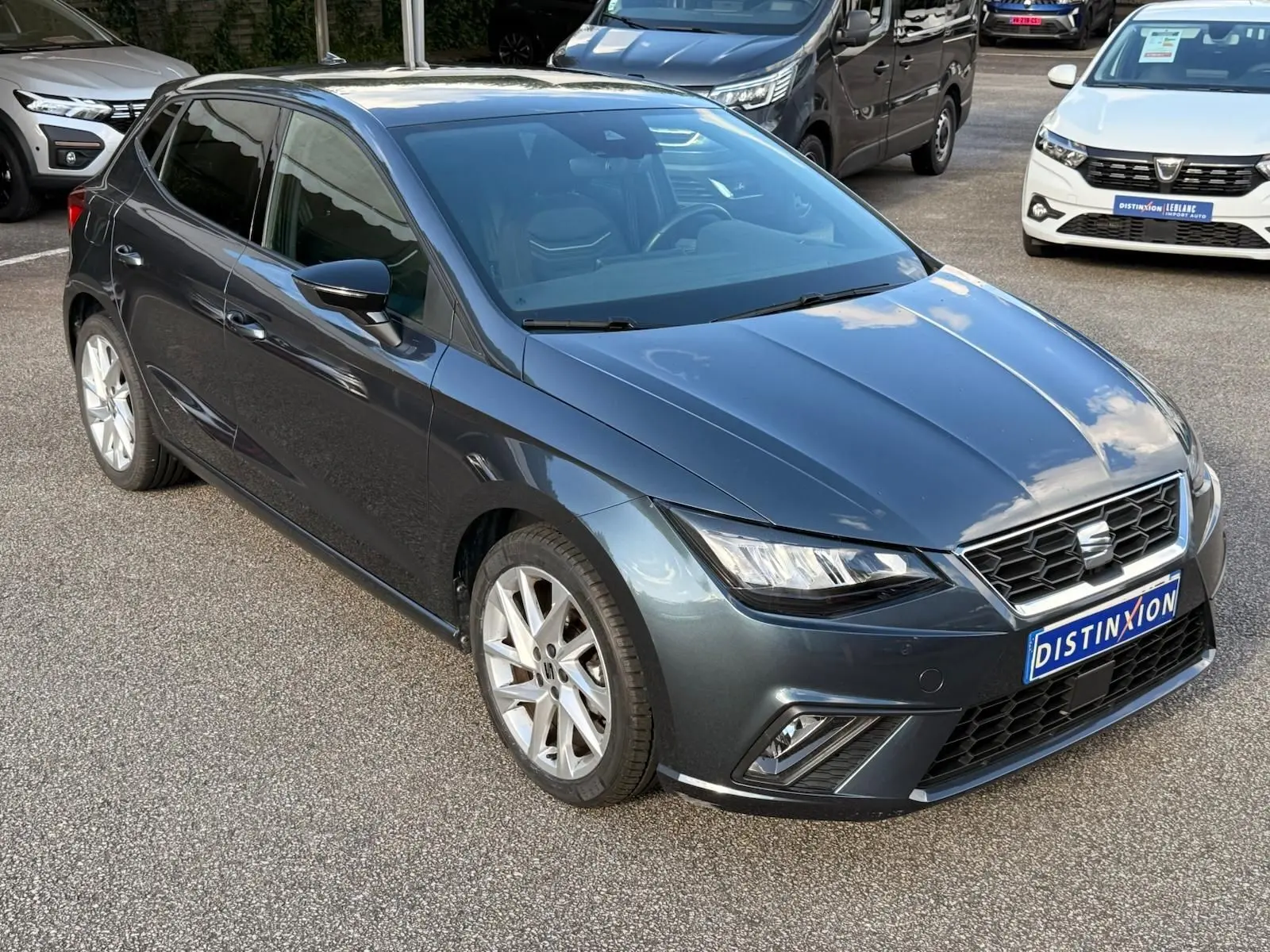 SEAT Ibiza 1.0 TSI 95 FR gris foncé vue 3/4 avant droit avec phares LED et jantes alliage.