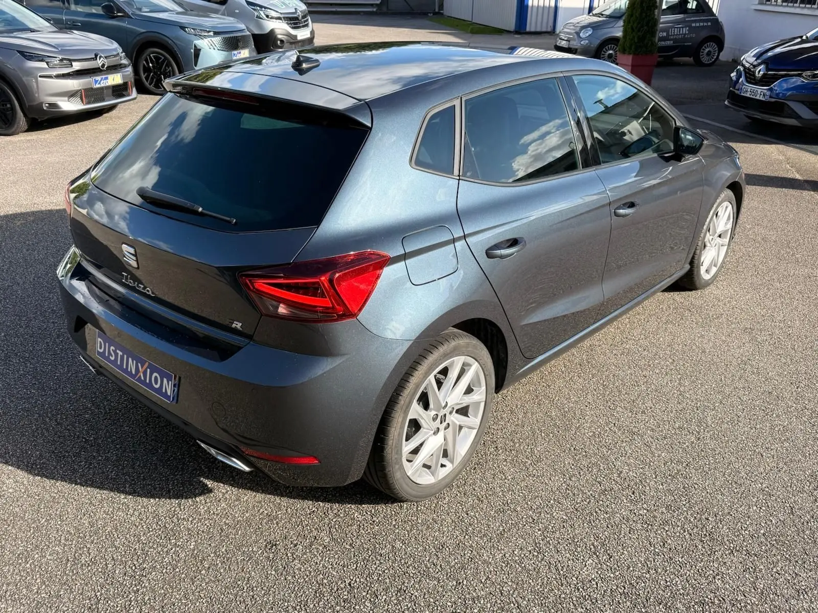 Vue 3/4 arrière droit d'une SEAT Ibiza 1.0 TSI 95 FR gris foncé avec jantes alliage et feux LED distinctifs.