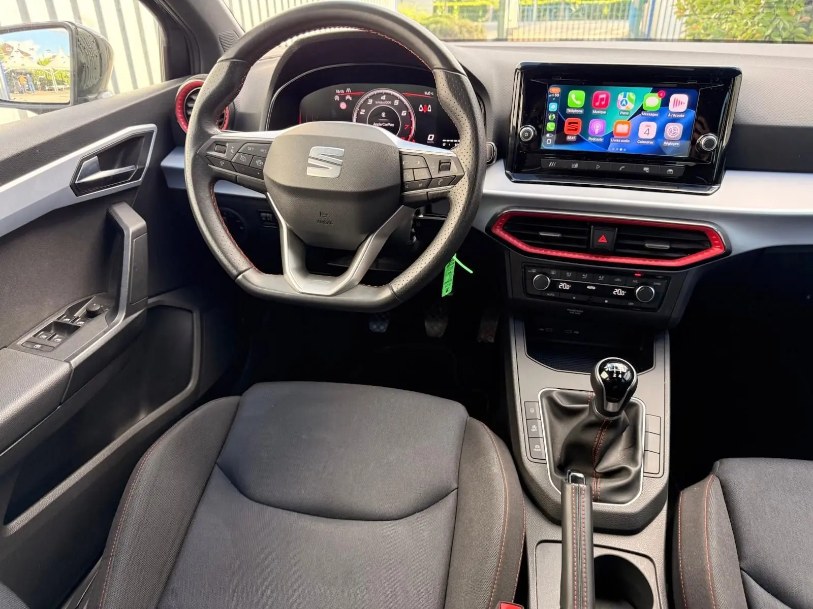 Intérieur de la SEAT Ibiza 1.0 TSI 95 FR 2025, vue du poste de conduite avec volant multifonction et écran tactile central.