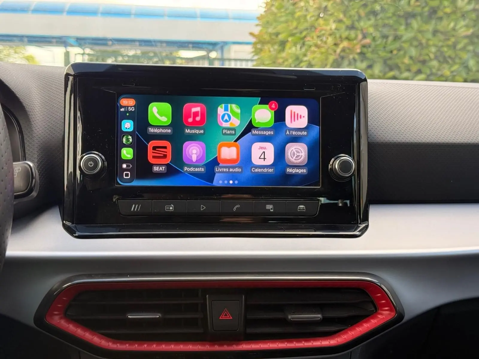 Vue rapprochée de l’écran tactile central du tableau de bord de la SEAT Ibiza 2025, avec interface colorée et cadre noir brillant.