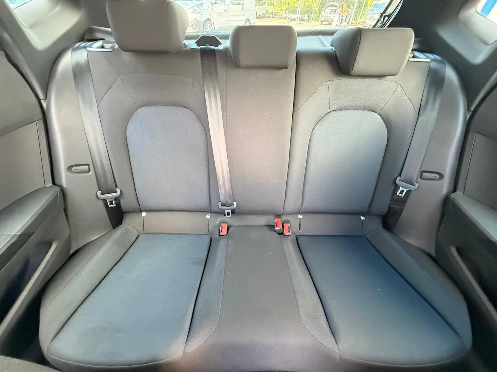 Vue intérieure montrant la banquette arrière en tissu gris foncé de la SEAT IBIZA 1.0 TSI 95 FR 2025.