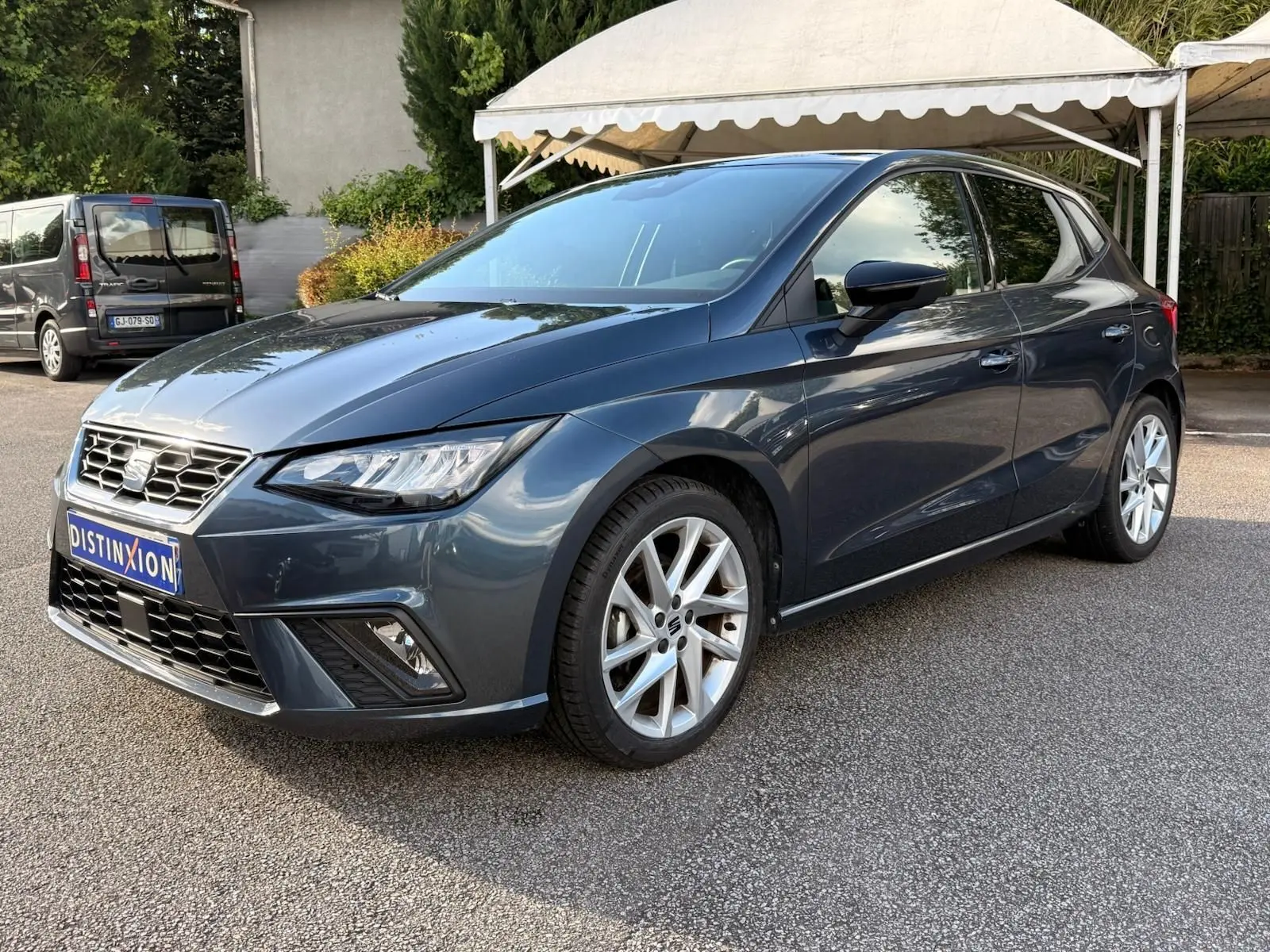 SEAT Ibiza 1.0 TSI 95 FR gris foncé vue 3/4 avant droit, avec jantes alliage et phares LED distinctifs.