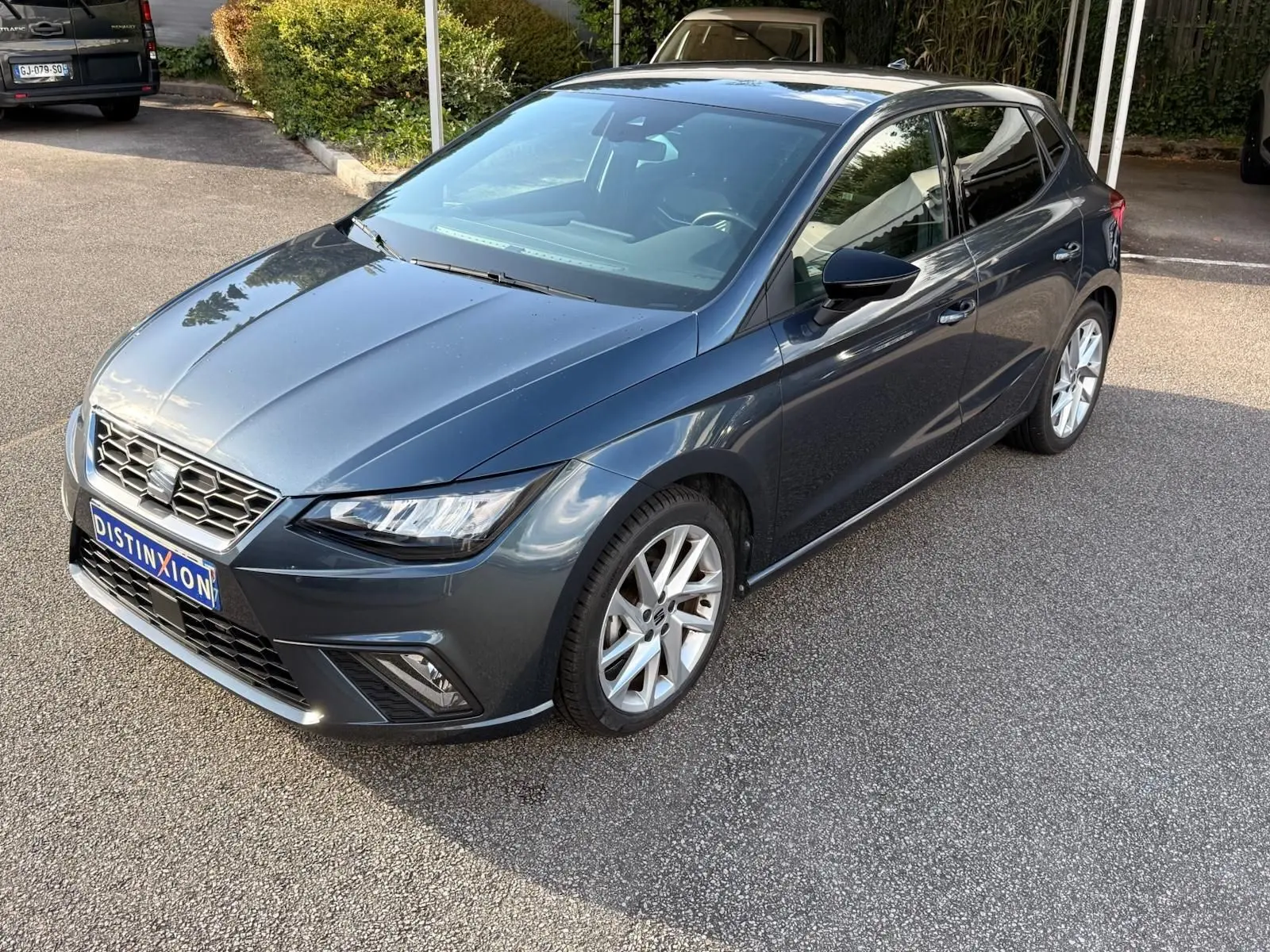 SEAT Ibiza 1.0 TSI 95 FR gris foncé vue 3/4 avant droit, avec phares LED et jantes alliage visibles.