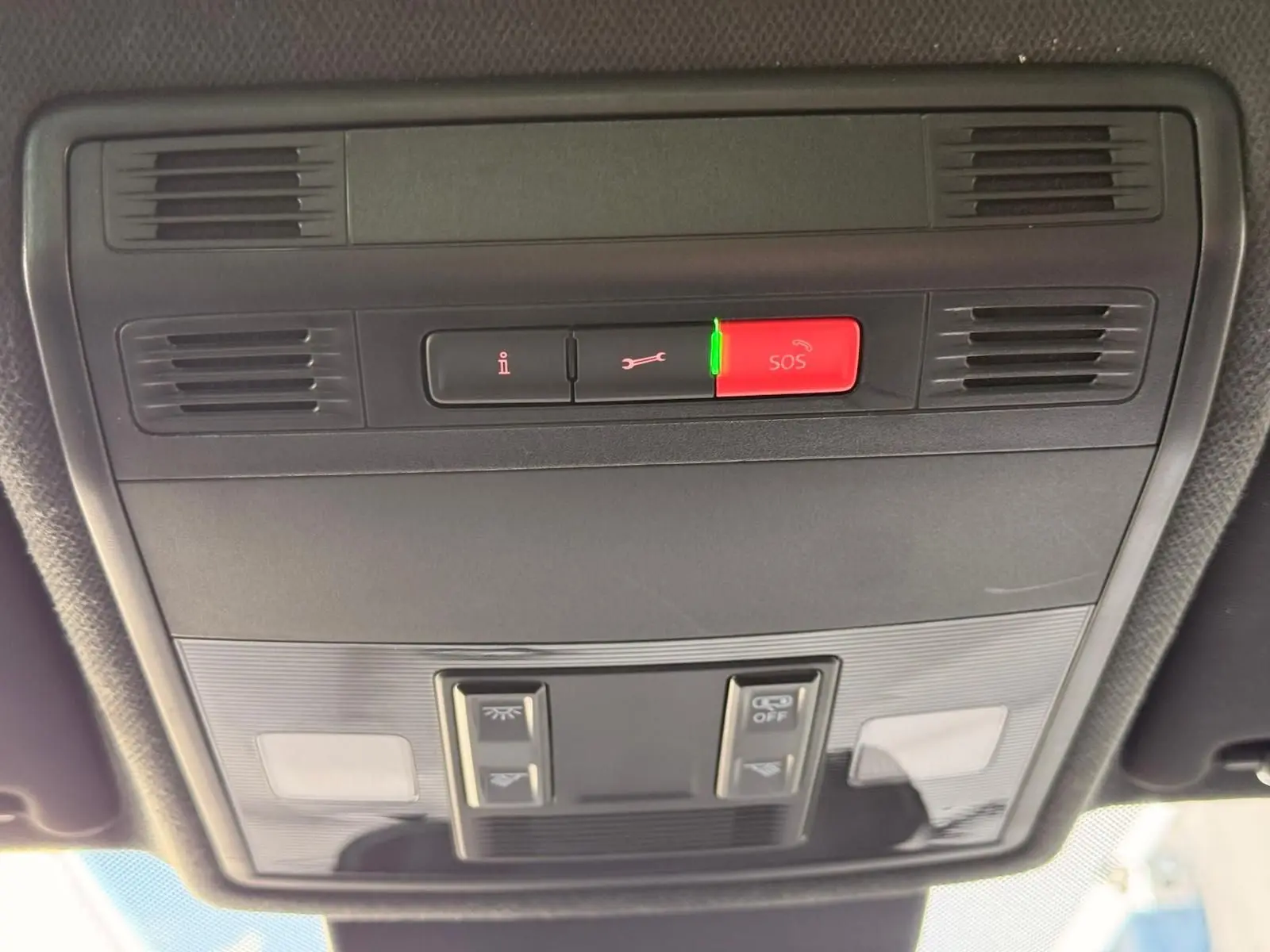 Vue en gros plan du plafonnier intérieur avec bouton SOS rouge et commandes d’éclairage d’une SEAT Ibiza gris foncé 2025.