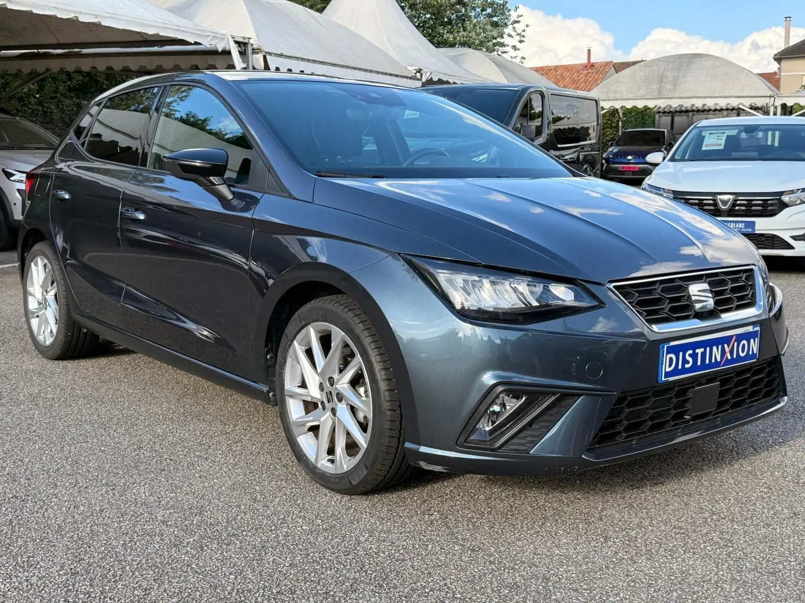SEAT Ibiza 1.0 TSI 95 FR gris foncé vue 3/4 avant droit avec phares LED et jantes alliage.