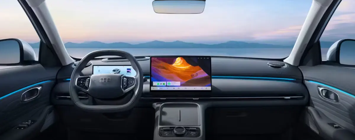 Vue intérieure avant du tableau de bord noir du Geely STARRAY Pro avec écran tactile central et éclairage d'ambiance bleu.