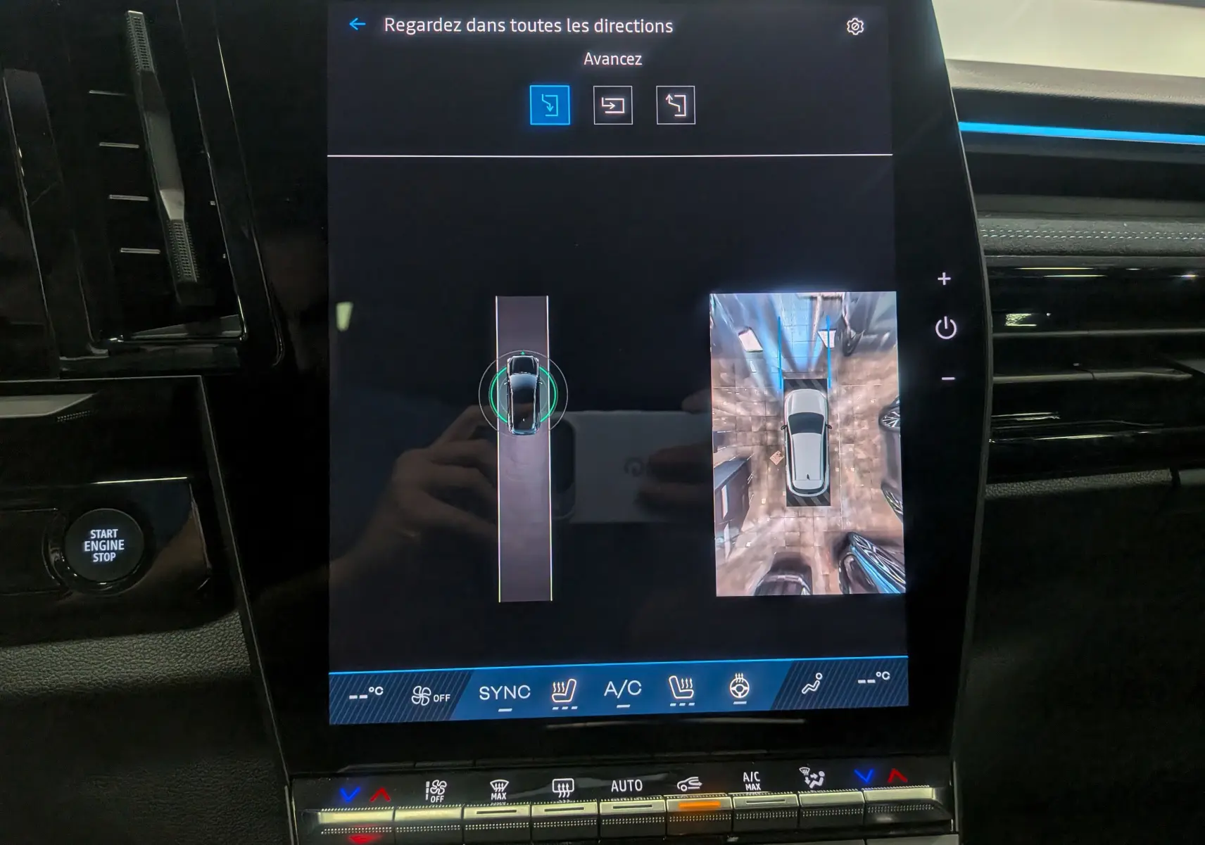 Écran tactile intérieur du Renault Austral 2025 affichant la vue 360° et la caméra de recul en stationnement.