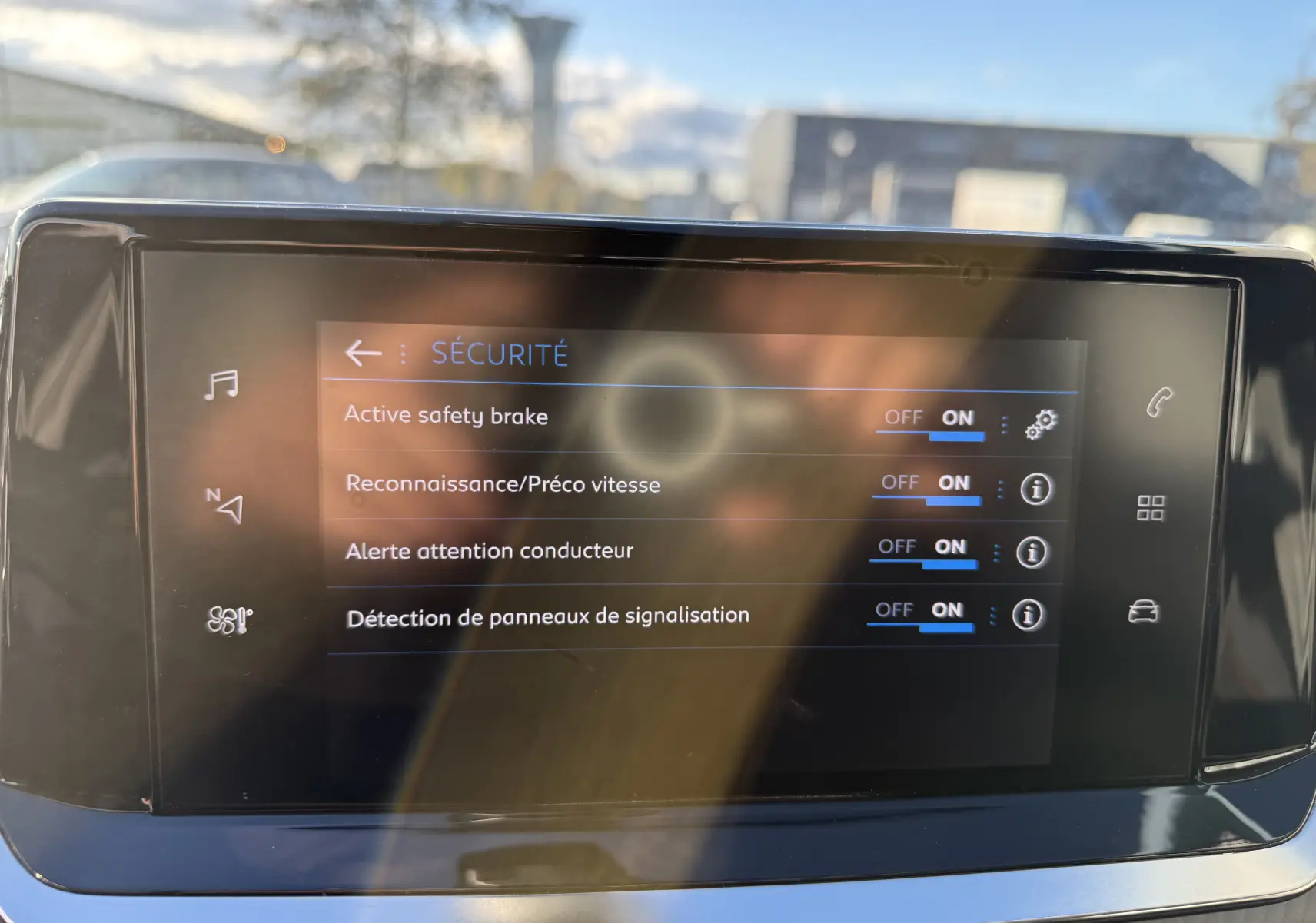 Écran tactile intérieur de la Peugeot 2008 gris 2020 affichant les options de sécurité activées.