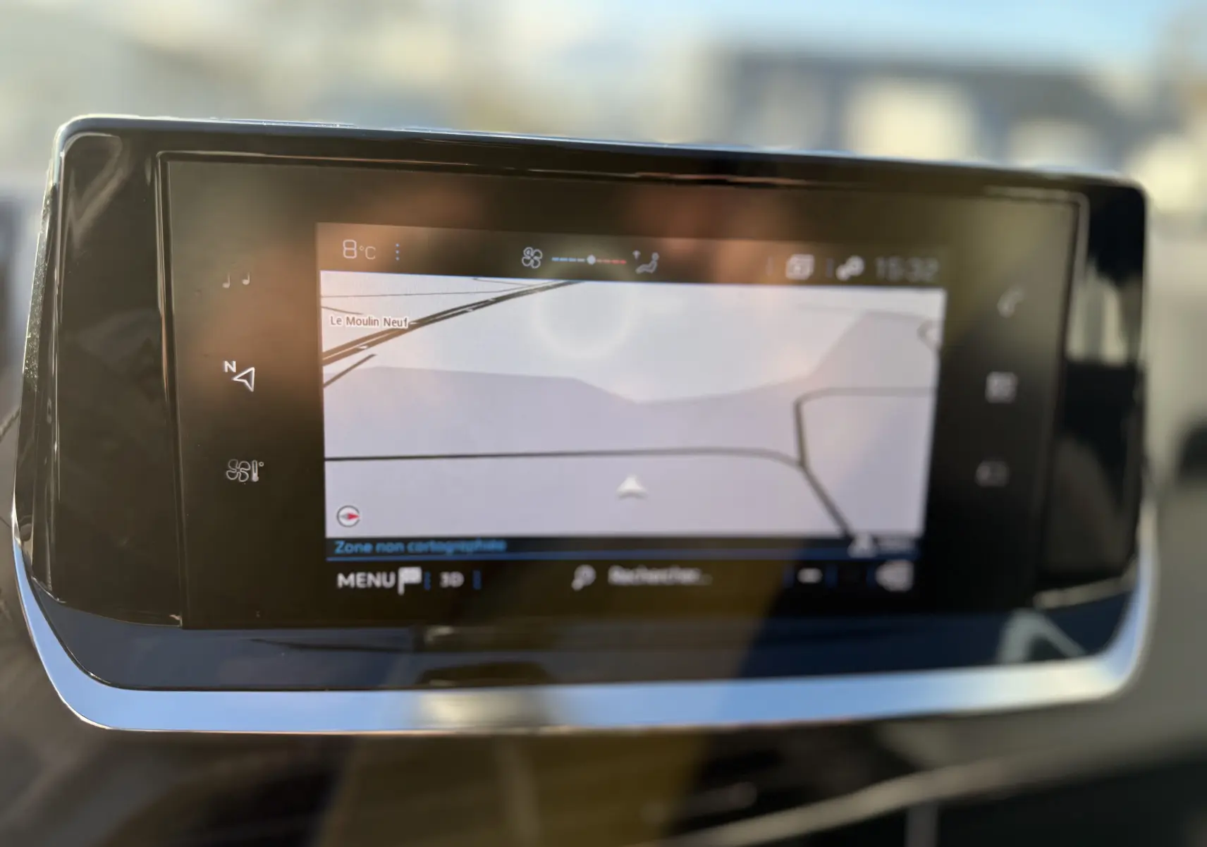Écran tactile central du tableau de bord du Peugeot 2008 gris 2020 affichant la navigation GPS et la température extérieure.