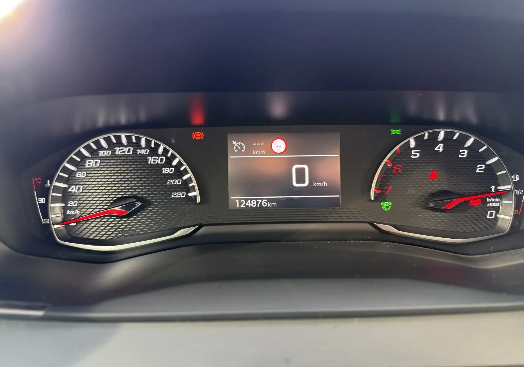 Tableau de bord du Peugeot 2008 diesel 2020 montrant le compteur à zéro et 124876 km au total.