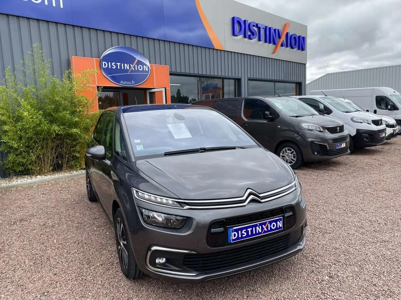 Citroën C4 Spacetourer 2019 en gris foncé, vue 3/4 avant avec calandre distinctive et phares LED.