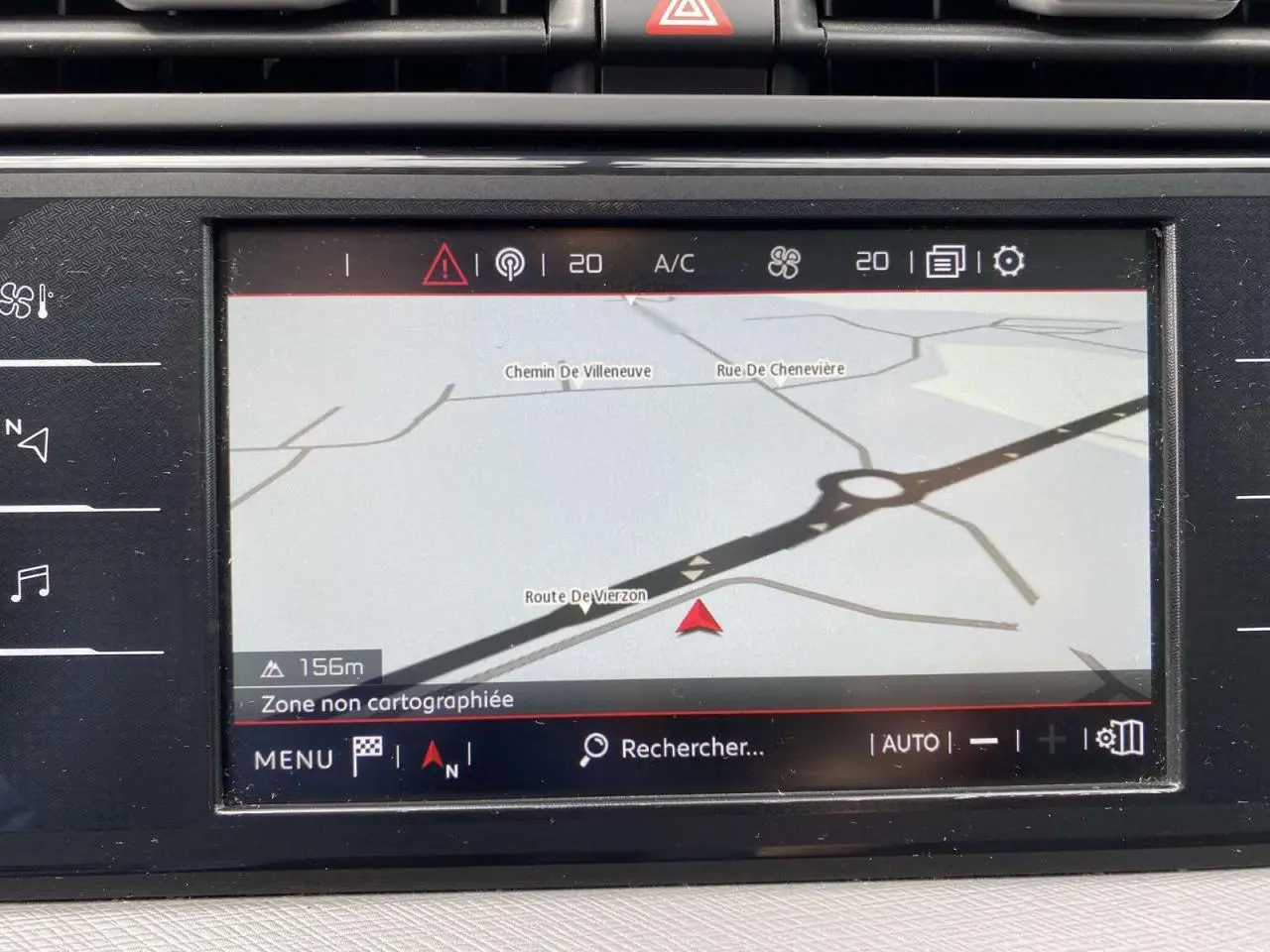 Écran de navigation du tableau de bord du Citroën C4 Spacetourer 2019 affichant une carte routière en mode clair.