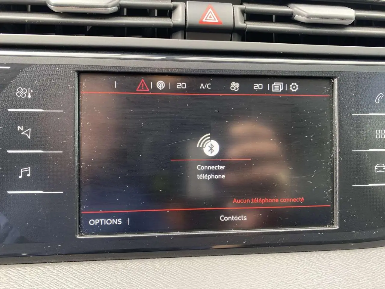 Écran tactile central du tableau de bord du Citroën C4 Spacetourer 2019 affichant la connexion Bluetooth au téléphone.