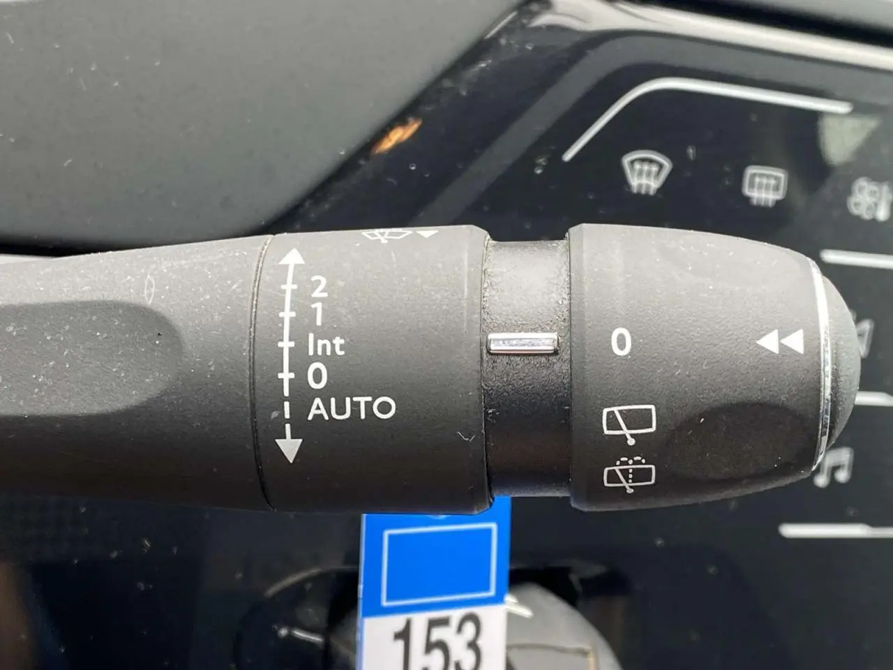 Gros plan sur la commande d'essuie-glace du Citroën C4 Spacetourer 2019, version diesel, avec réglages visibles.