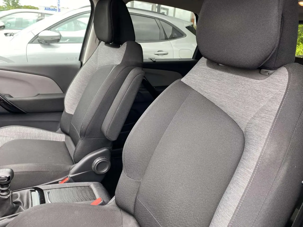 Vue intérieure rapprochée des sièges avant gris et noirs du Citroën C4 Spacetourer 2019, version Feel.
