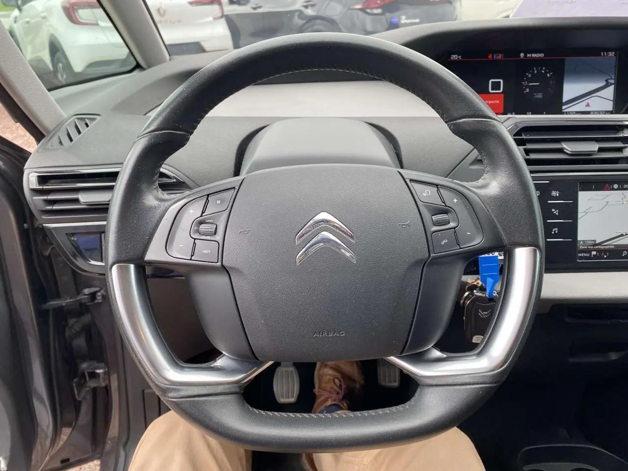 Vue centrée du volant noir de la Citroën C4 Spacetourer 2019 avec tableau de bord et écran tactile visibles.