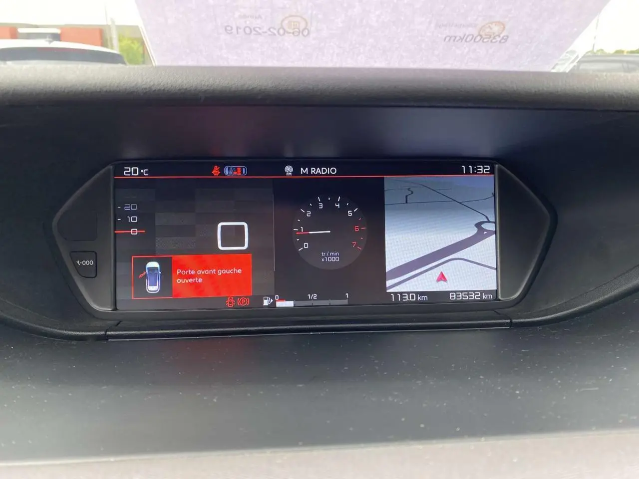 Tableau de bord numérique du Citroën C4 Spacetourer 2019 affichant une porte avant gauche ouverte et la navigation.