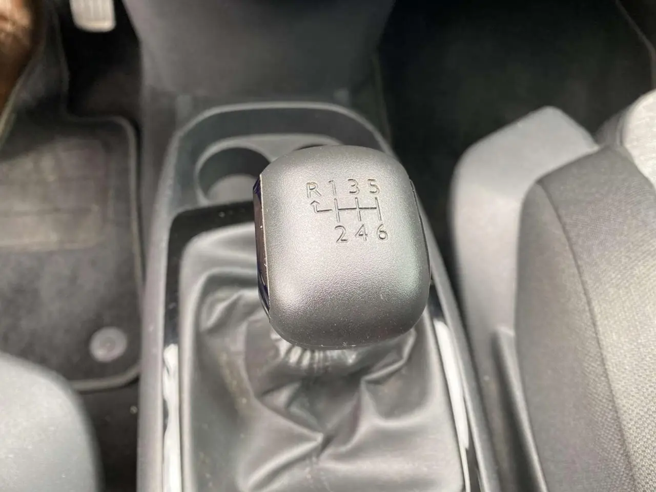 Le levier de vitesses manuel noir de la Citroën C4 Spacetourer 2019, vue rapprochée de l'intérieur.