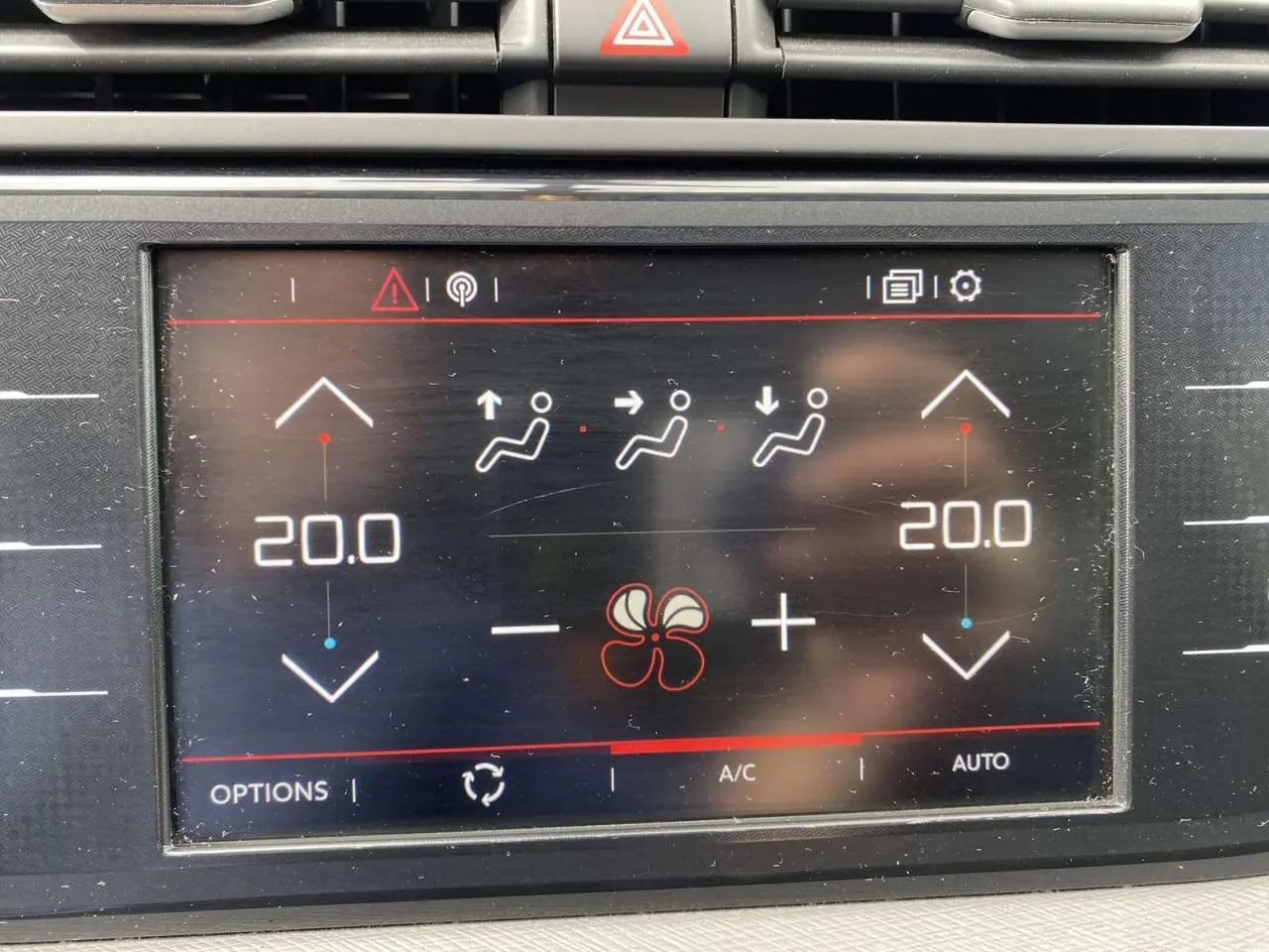 Écran tactile du système de climatisation de la Citroën C4 Spacetourer 2019, affichage des réglages à 20°C.