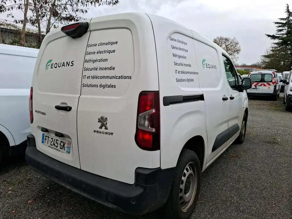 Vue 3/4 arrière droite d'un Peugeot Partner blanc utilitaire avec logo Equans et texte listant ses services.