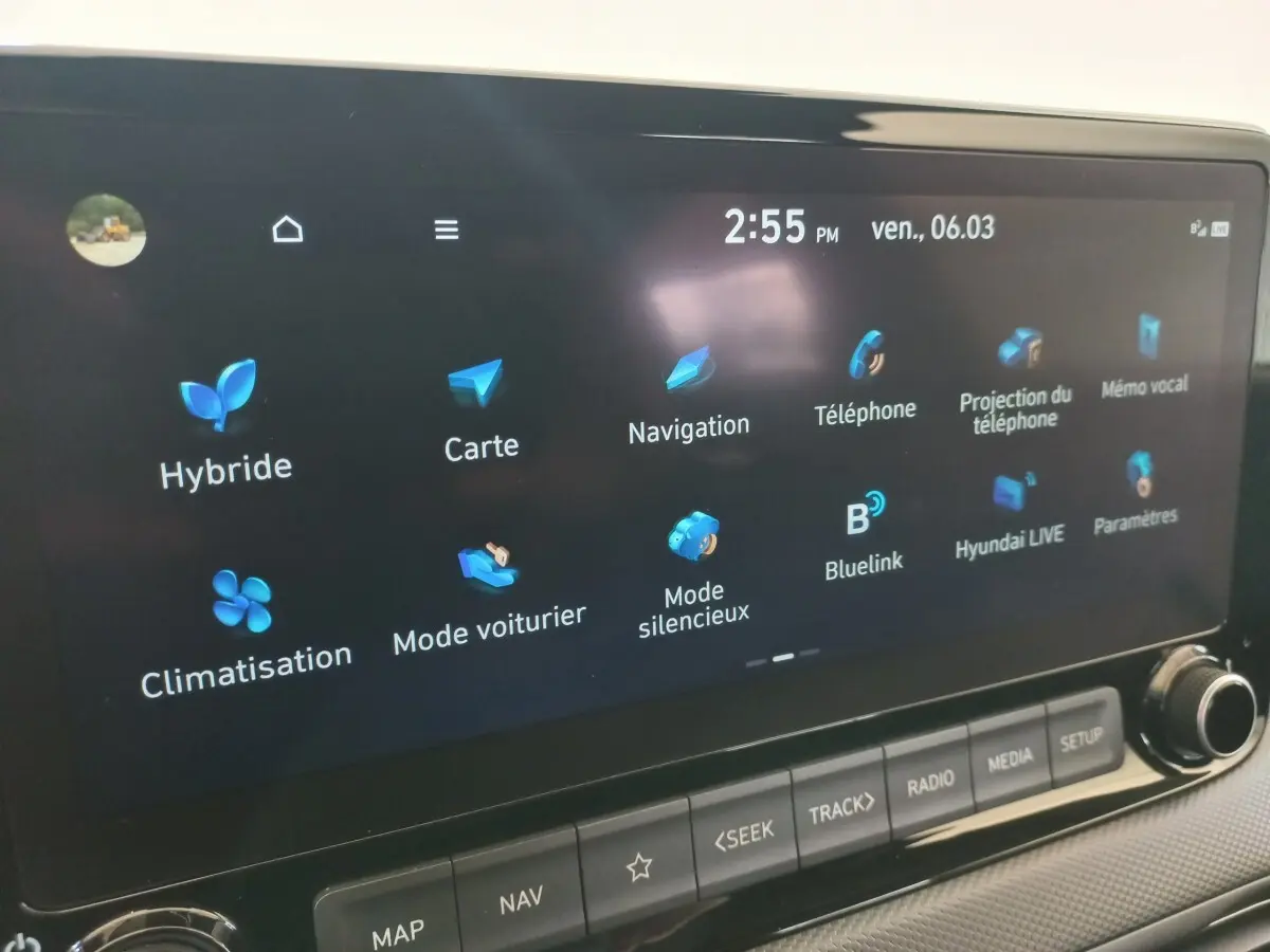 Écran tactile central du tableau de bord du Hyundai Kona gris foncé, affichant les fonctions multimédia et navigation.