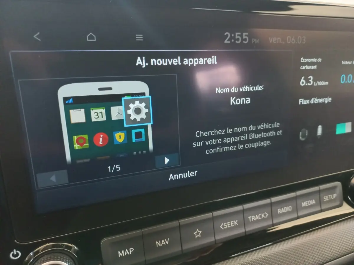 Écran tactile central du tableau de bord du Hyundai Kona 2022 affichant le jumelage Bluetooth et les options de navigation.