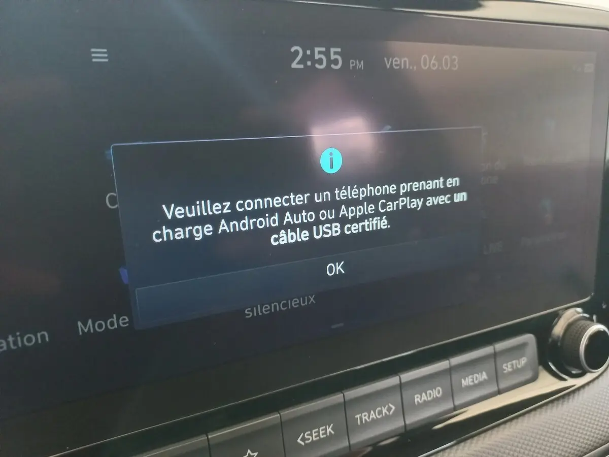 Écran tactile central du Hyundai Kona gris foncé 2022 affichant un message de connexion USB pour Android Auto ou Apple CarPlay.