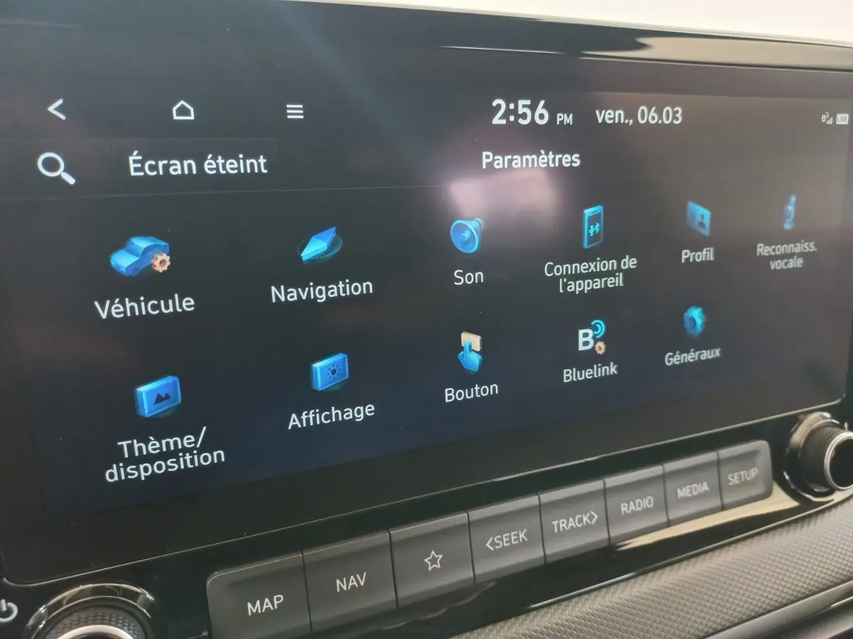 Écran tactile central du tableau de bord du Hyundai Kona gris foncé, affichant le menu des paramètres.