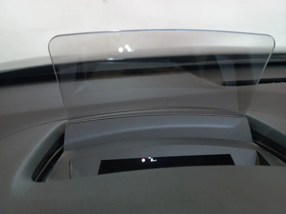 Affichage tête haute transparent sur le tableau de bord du Hyundai Kona gris foncé 1.6 Hybrid 2022.