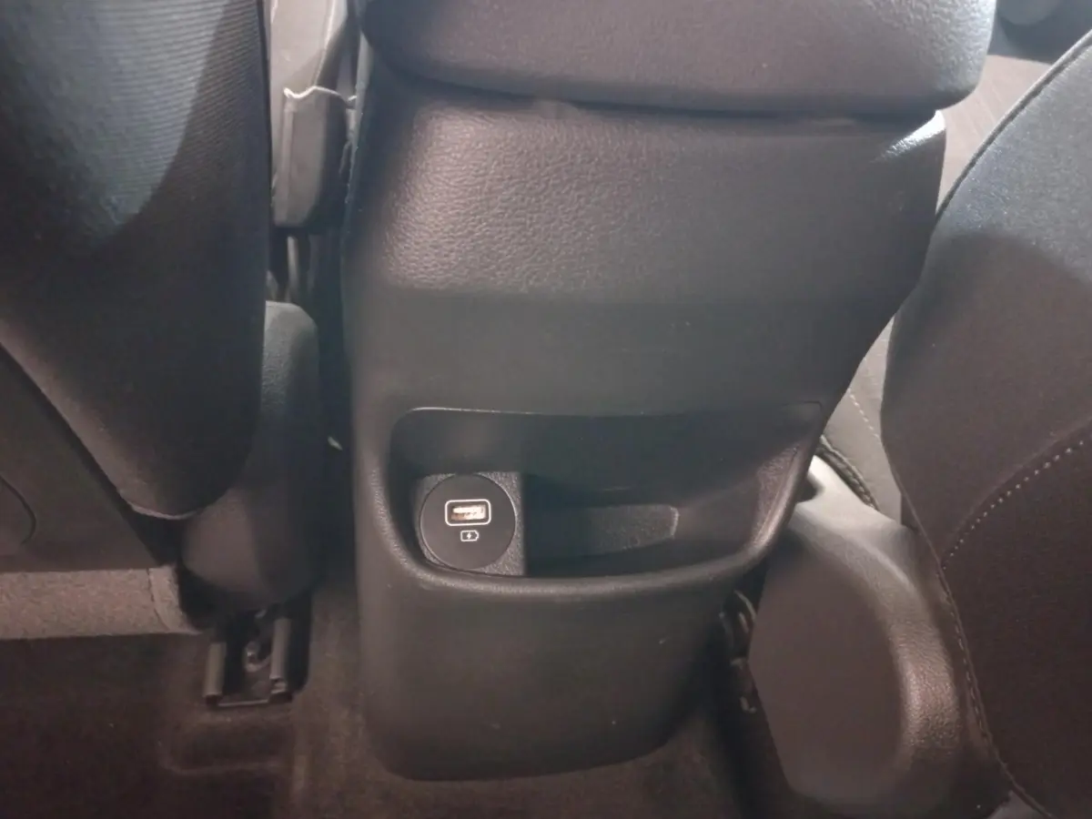Prise USB arrière intégrée au dos du siège conducteur dans l’habitacle noir du Hyundai Kona gris foncé.