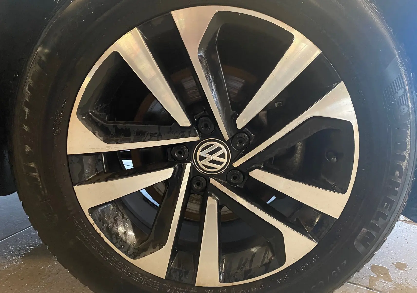 Vue de profil côté gauche d'un Volkswagen Tiguan bleu vert de 2020 avec jantes en alliage et pneus Michelin.