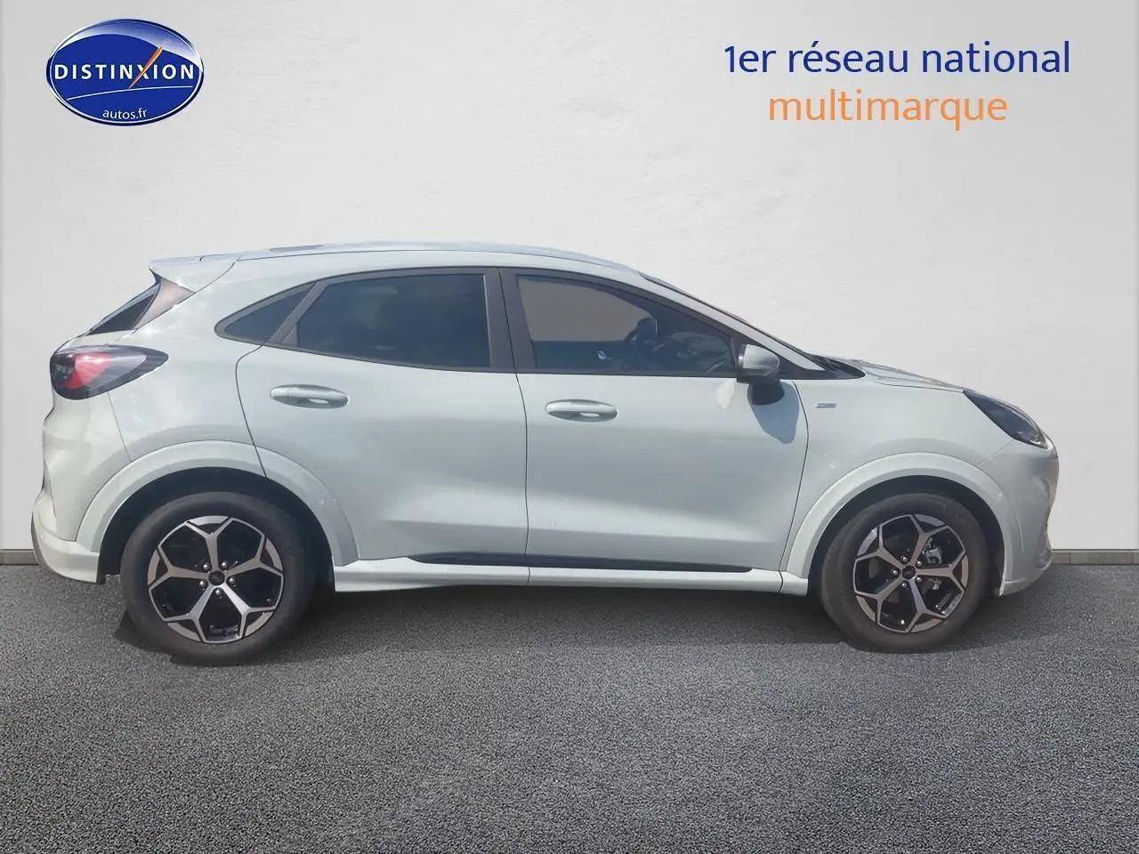 Ford Puma gris cactus vue de profil côté gauche avec jantes 17 pouces et vitres teintées