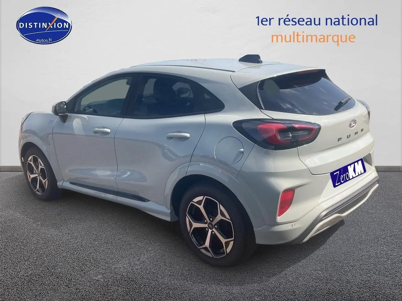 Ford Puma gris cactus en vue 3/4 arrière droit, soulignant ses jantes 17 pouces et feux arrière LED.