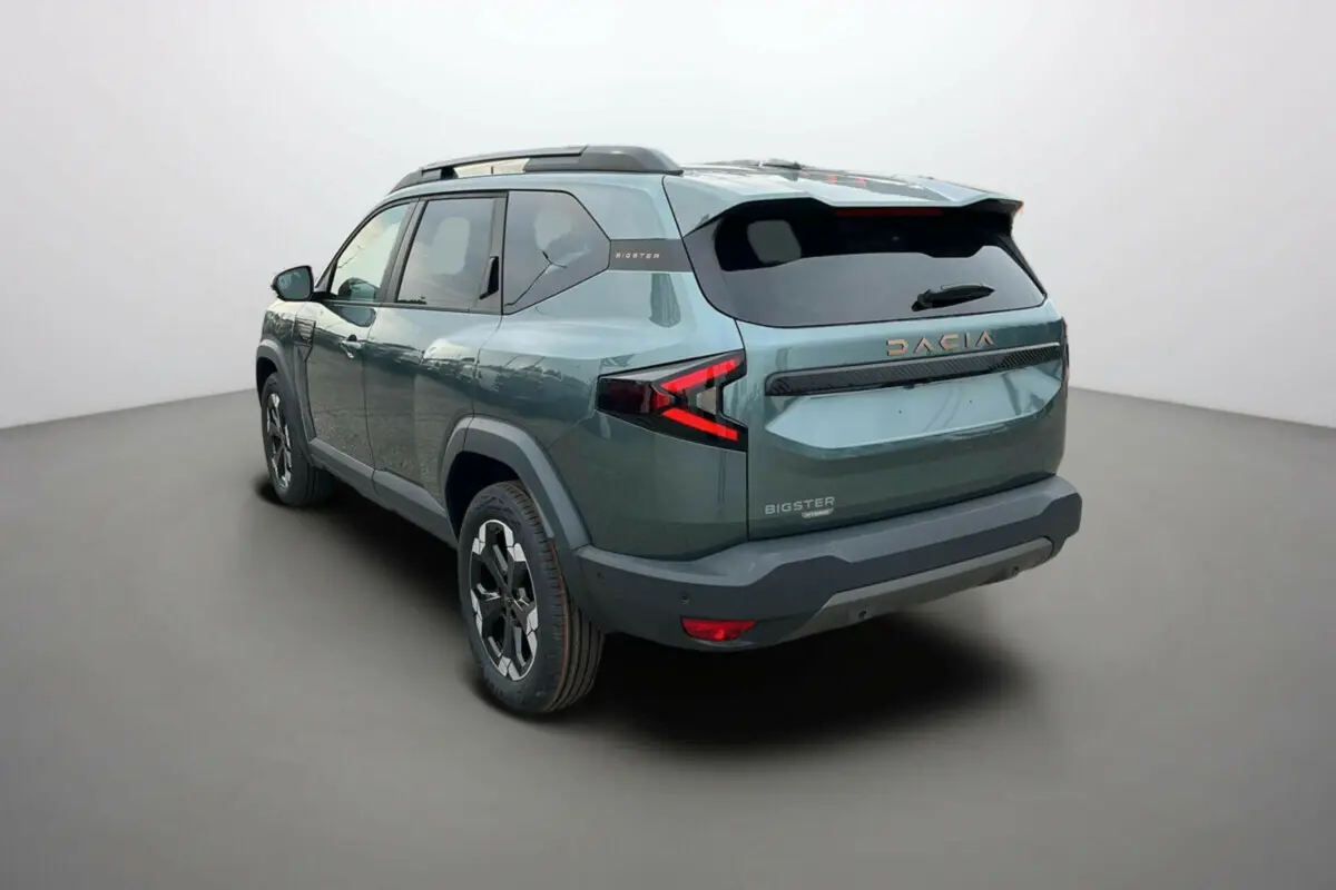 Vue 3/4 arrière droite du Dacia Bigster vert cèdre avec hayon électrique et jantes alu 18 pouces.