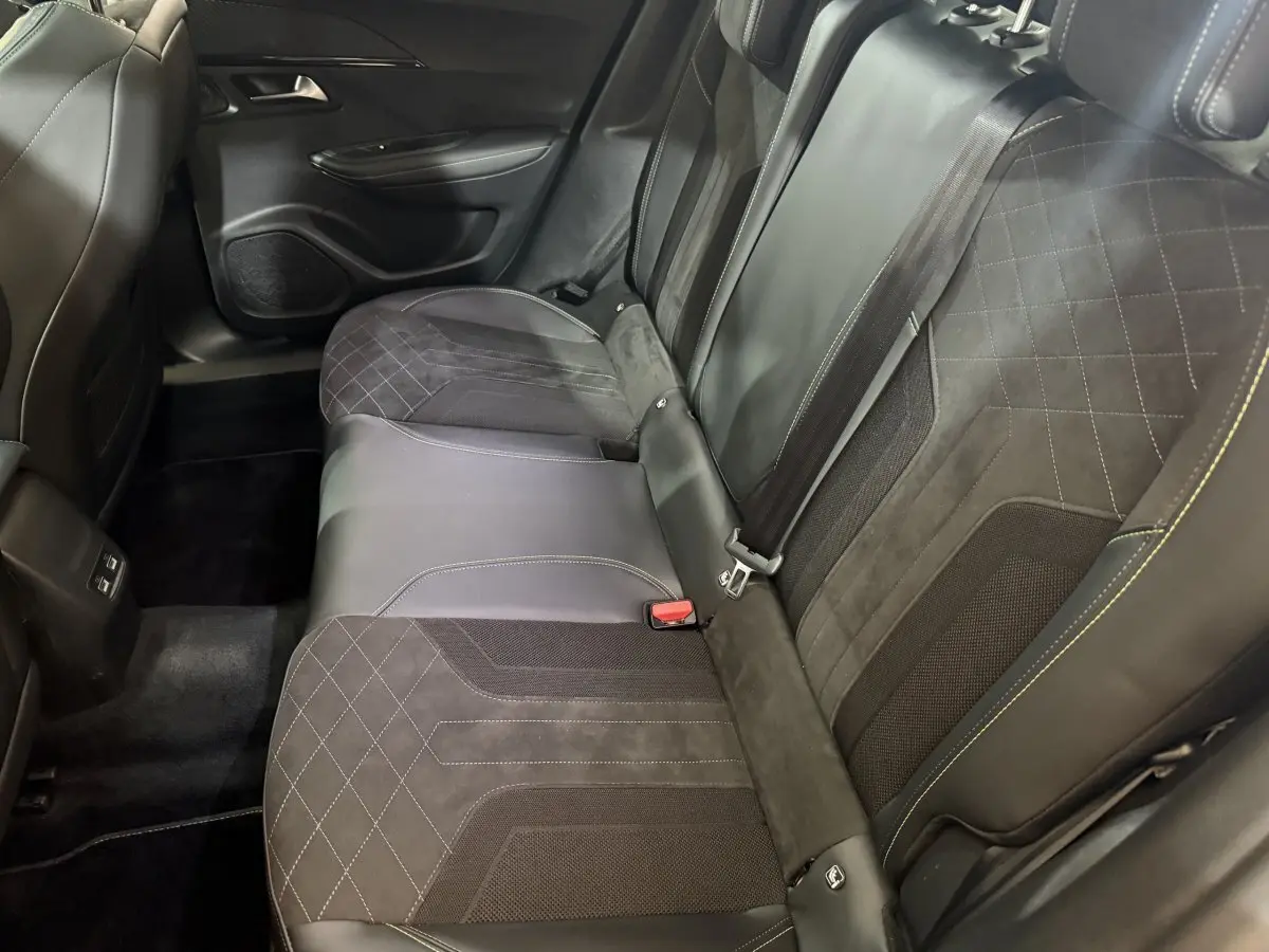 Vue côté droit des sièges arrière en cuir et alcantara noirs du Peugeot 2008 GT Pack 2021, avec surpiqûres contrastantes.