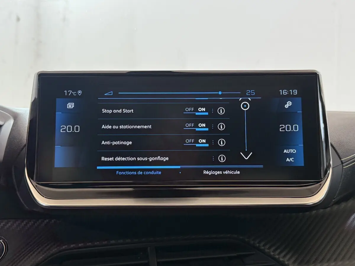 Écran tactile central du Peugeot 2008 GT Pack 2021 affichant les réglages Stop and Start et aide au stationnement.