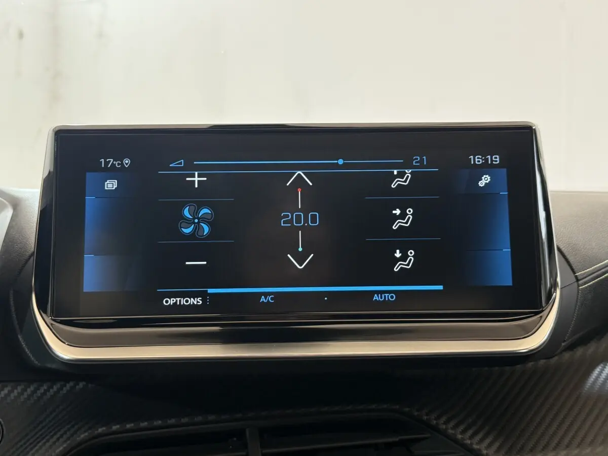 Écran tactile central du tableau de bord du Peugeot 2008 GT Pack 2021 affichant la climatisation à 20°C.